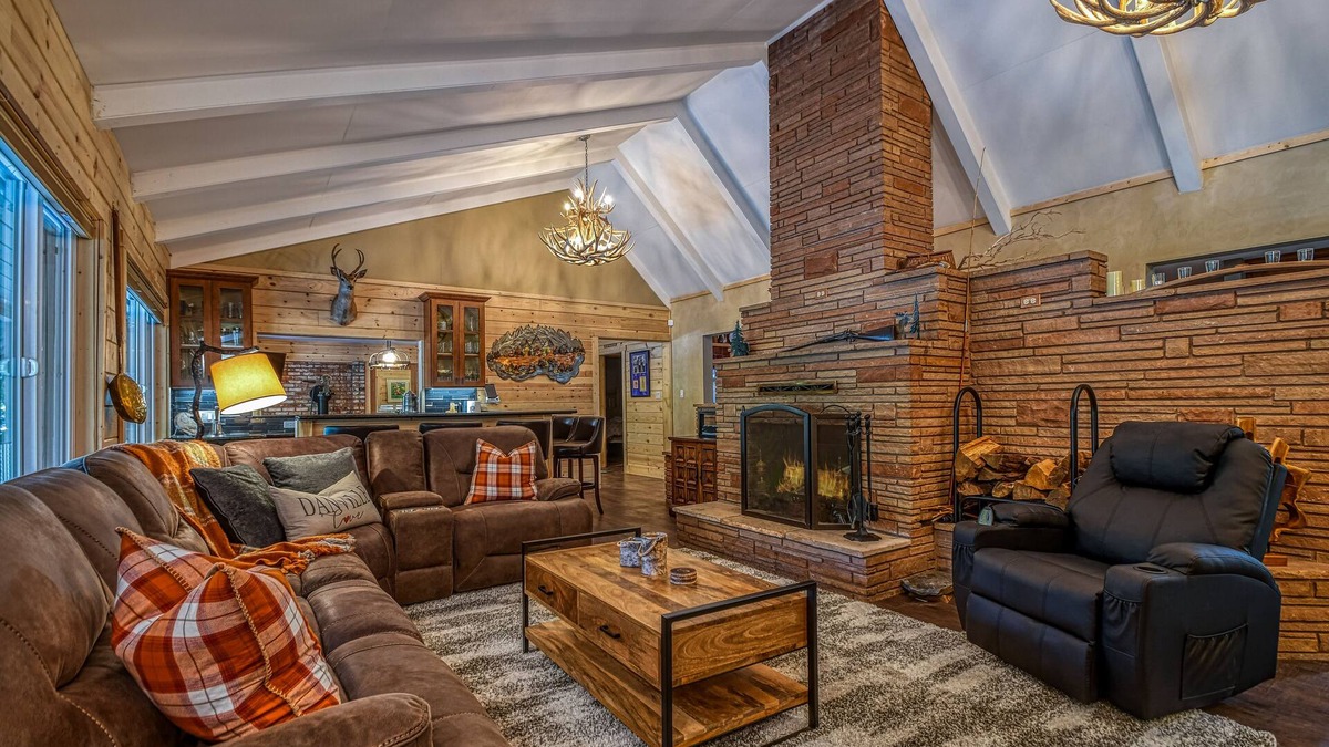 Camp Connell Cabin | PET FRIENDLY CABIN IN CAMP CONNELL, IMPRESSIVE GAME ROOM AND MORE!
