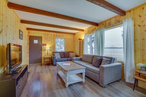 Mauston House | Pet-Friendly Cabin Retreat Wisconsin River Access