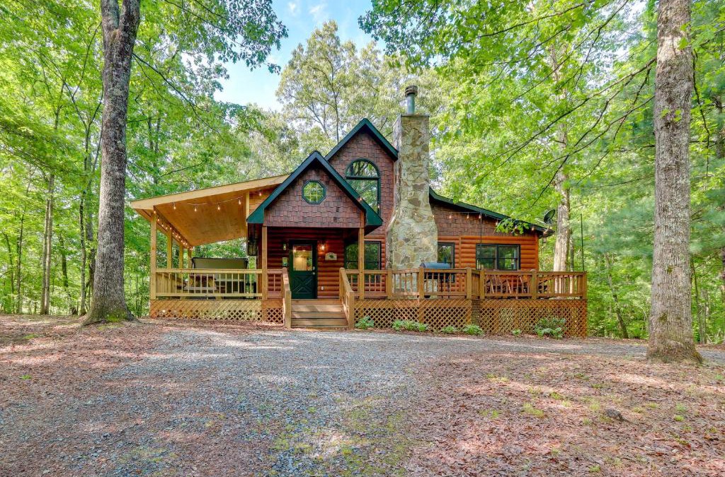 Mineral Bluff House | Pet-Friendly Cabin with Hot Tub in Mineral Bluff!
