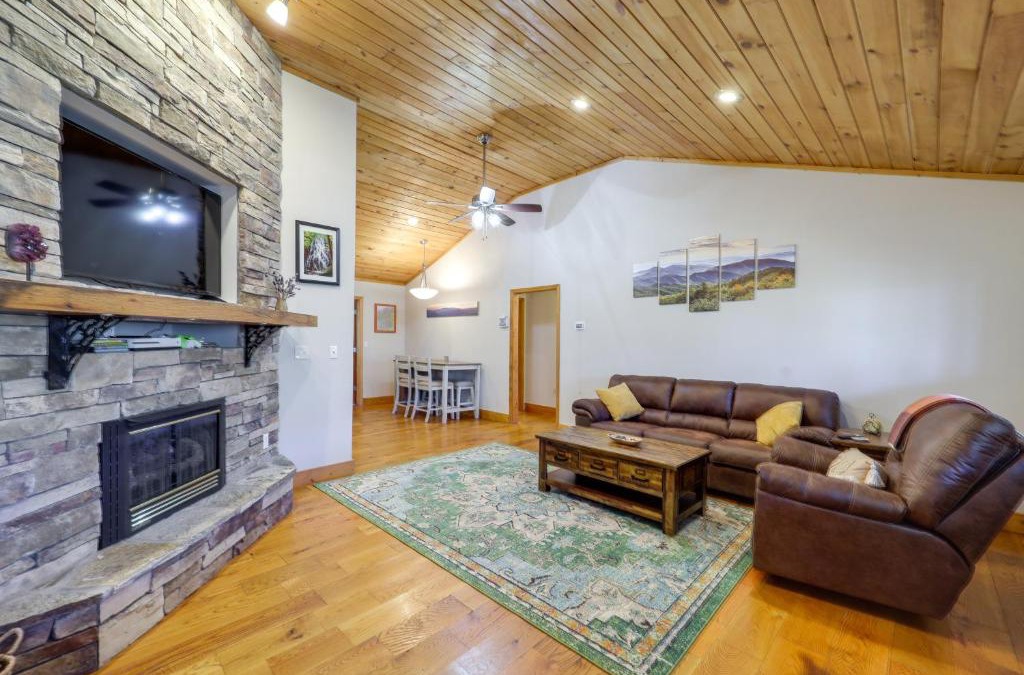 Spruce Pine House | Pet-Friendly Cabin with Fire Pit in Spruce Pine!