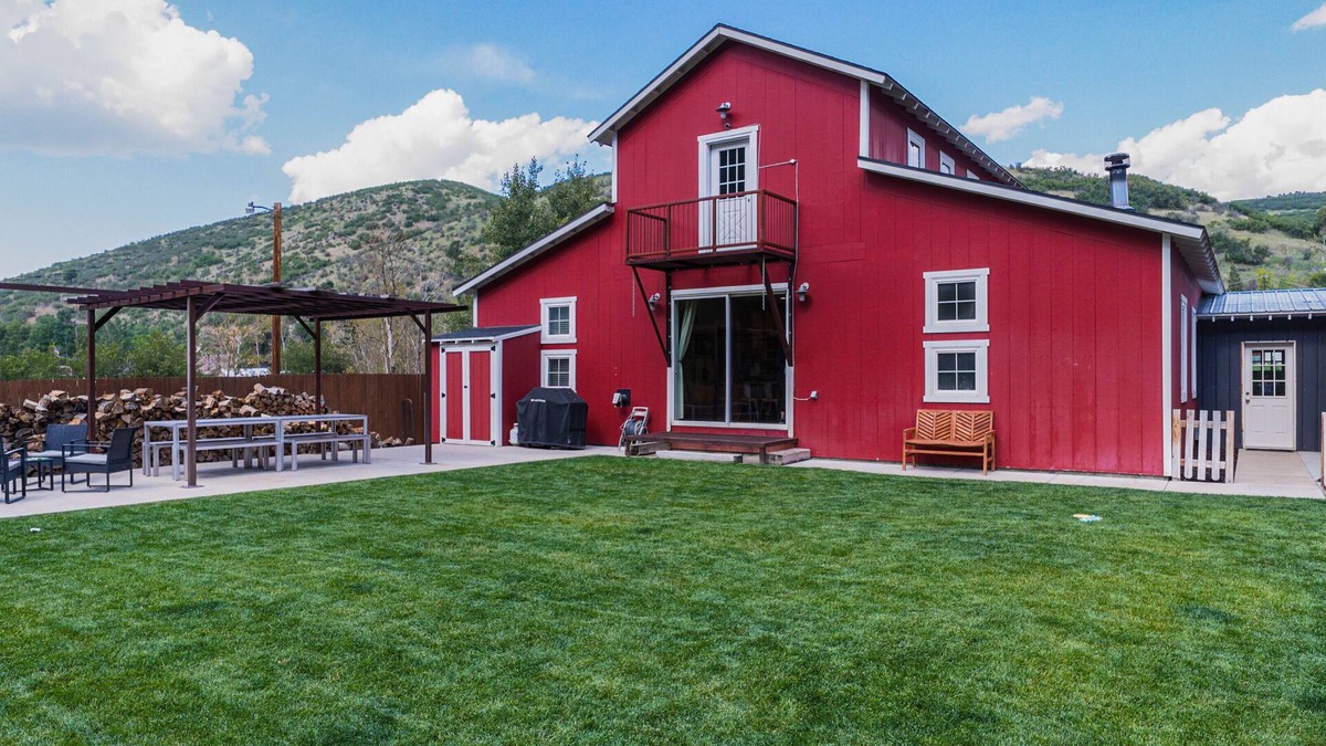 Kamas House | Pet-friendly cabin with theater, fire pit, spa, sauna, game room and playground