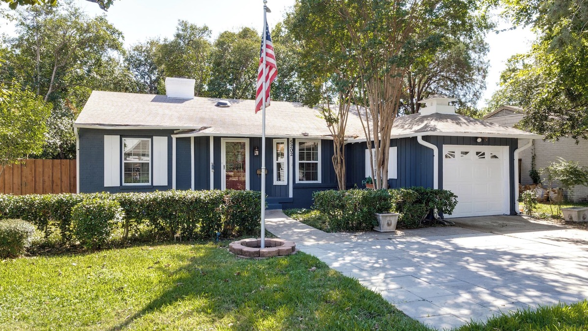 Dallas House | Pet friendly, centrally located urban retreat