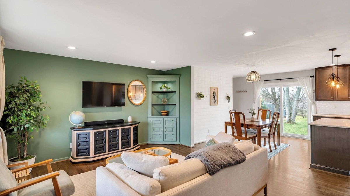 Mount Saint Joseph House | Pet Friendly Charming 2Br house, Open Floor Plan, Modern Kitchen, Office
