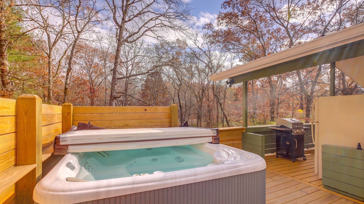 Lupton City Cabin | Pet-Friendly Chattanooga Cabin w/Hot Tub & Kayaks