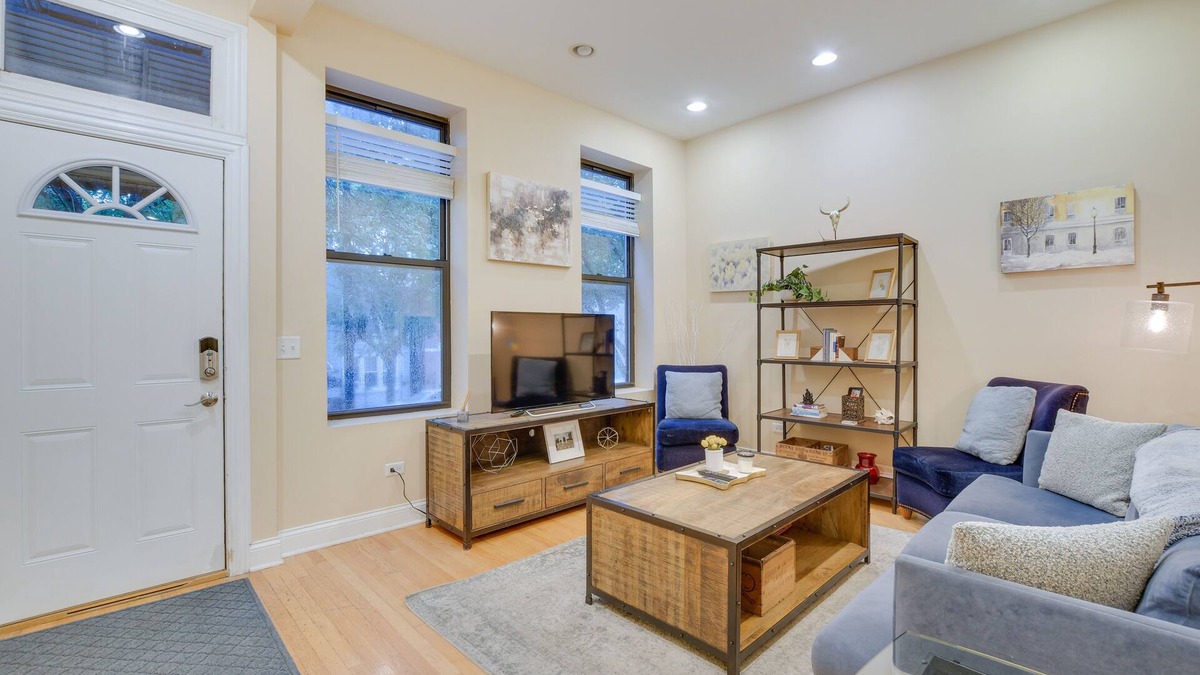 Lower West Side Condo | Pet-Friendly Chicago Getaway w/Free Parking!