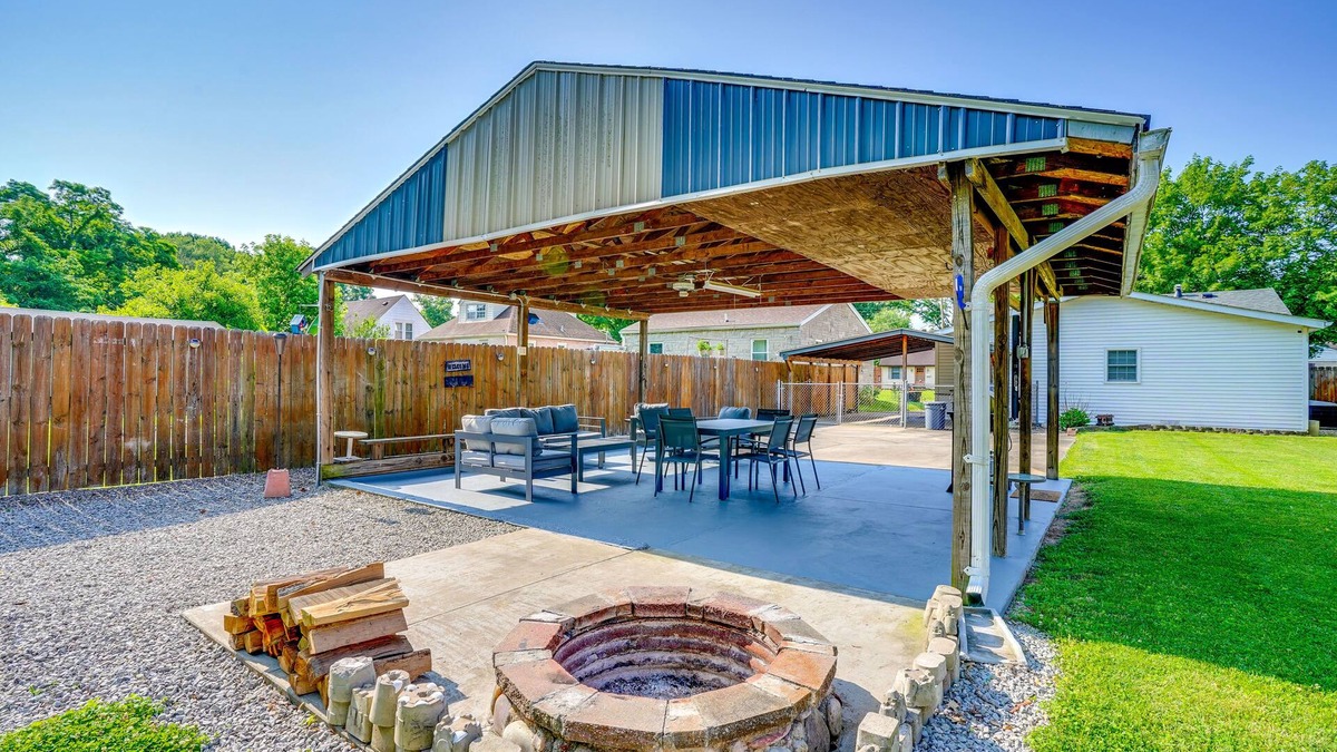 Clarksville House | Pet-Friendly Clarksville Home w/Central A/C
