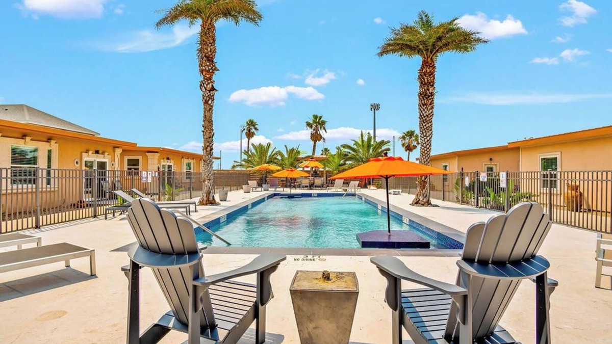 Port Aransas House | Pet Friendly Close to Beach Shadow Palm Villa 6