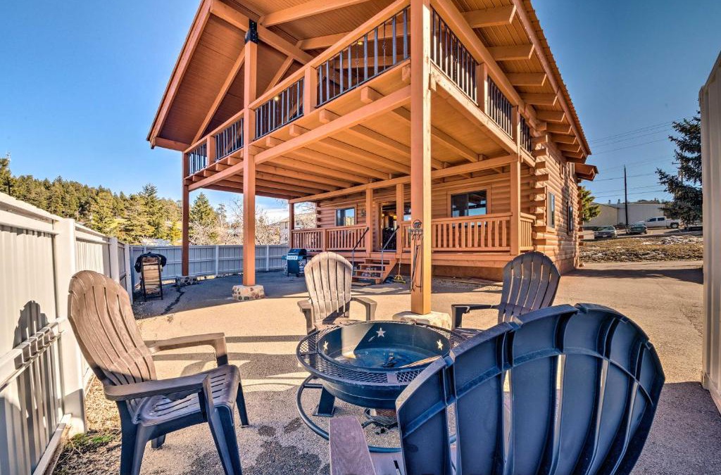 Cloudcroft House | Pet-Friendly Cloudcroft Cabin Walk to Shop, Food