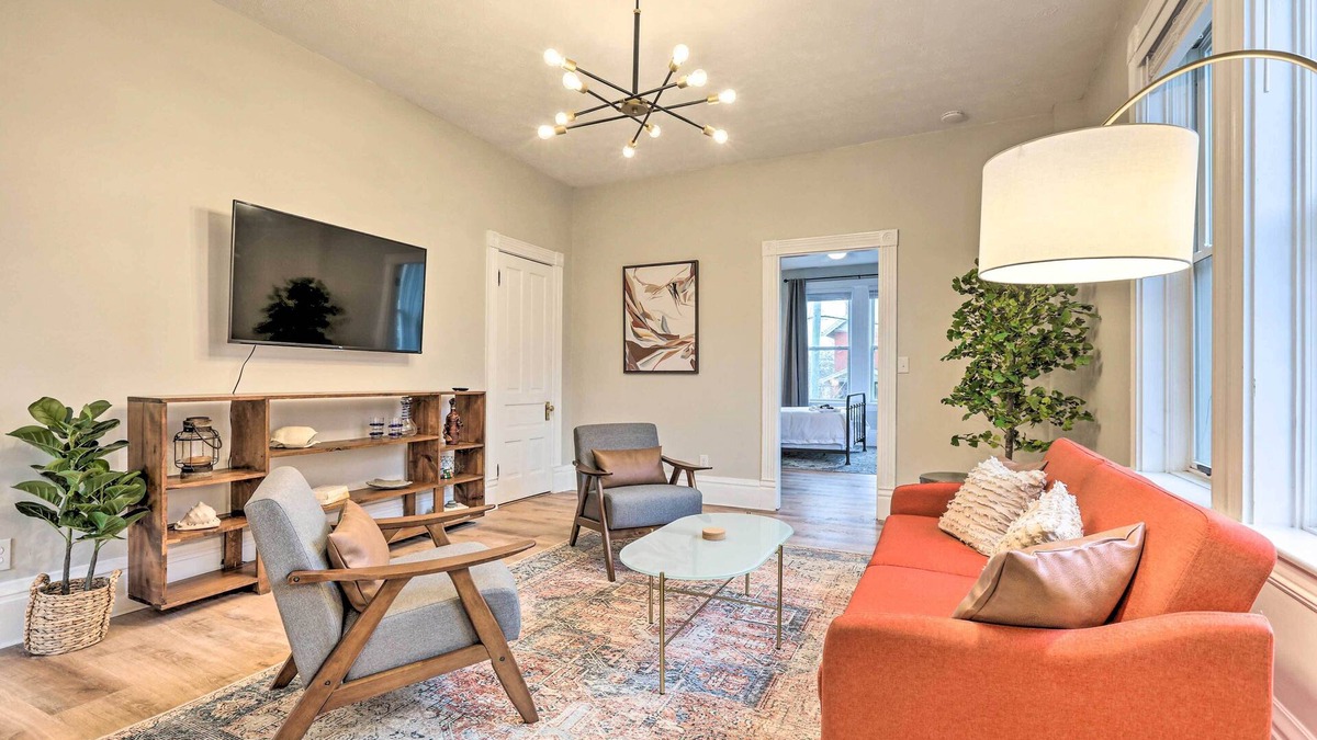 East Walnut HIlls Condo | Pet-Friendly Condo w/Deck ~ 3 Mi to Dtwn!