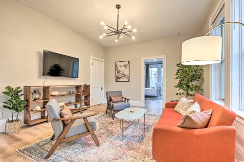 East Walnut HIlls Apartment | Pet-Friendly Condo with Deck about 3 Mi to Dtwn!