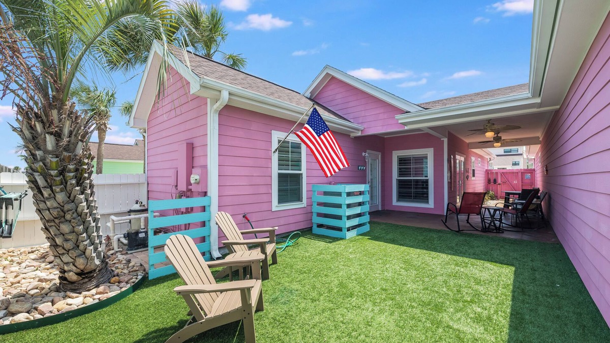 Corpus Christi Cottage | Pet-Friendly Cottage w/a Sparkling Pool, Covered Private Patio, & Turf Grass