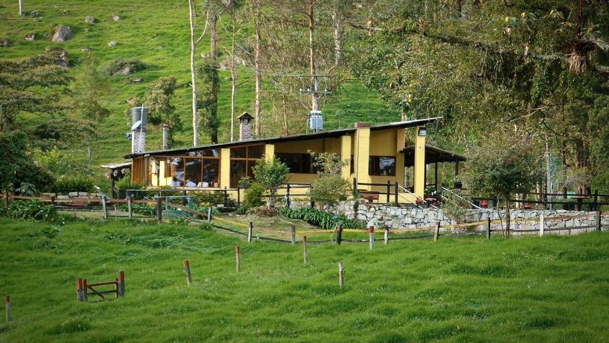 Zipacon House | Pet-friendly cottage for groups with fireplace and forests