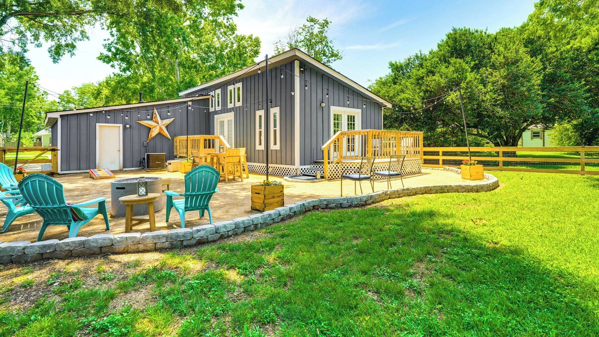 Tomball Cottage | Pet-Friendly Cottage, 3 Blocks to Main St!