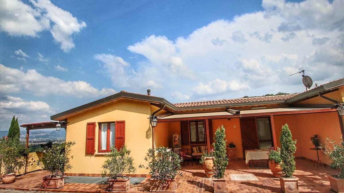 Bettona Cottage | Pet-Friendly Cottage with pool
