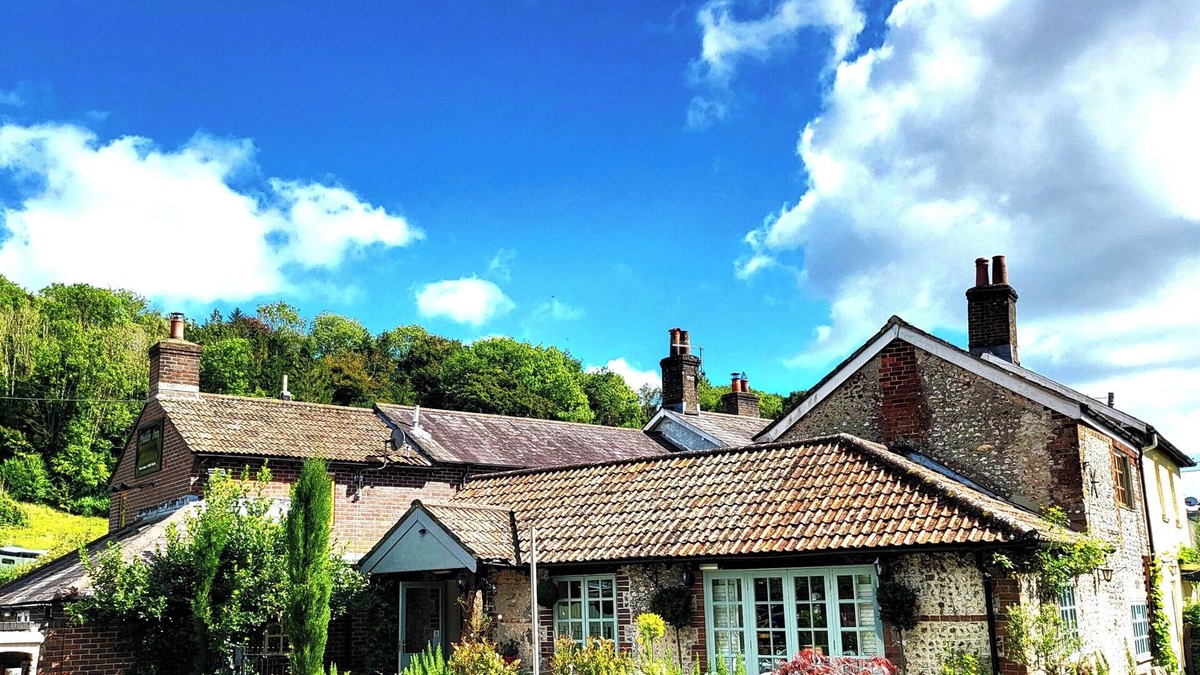 Dorchester House | Pet Friendly - Countryside - Parking - Gardens