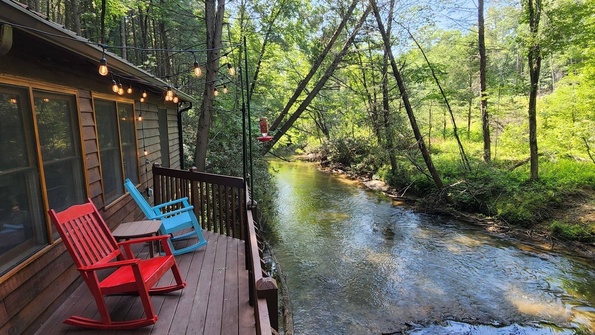 Cashes Valley Cabin | Pet Friendly Creekfront Cabin W/King bed/Fireplace/Fitpit
