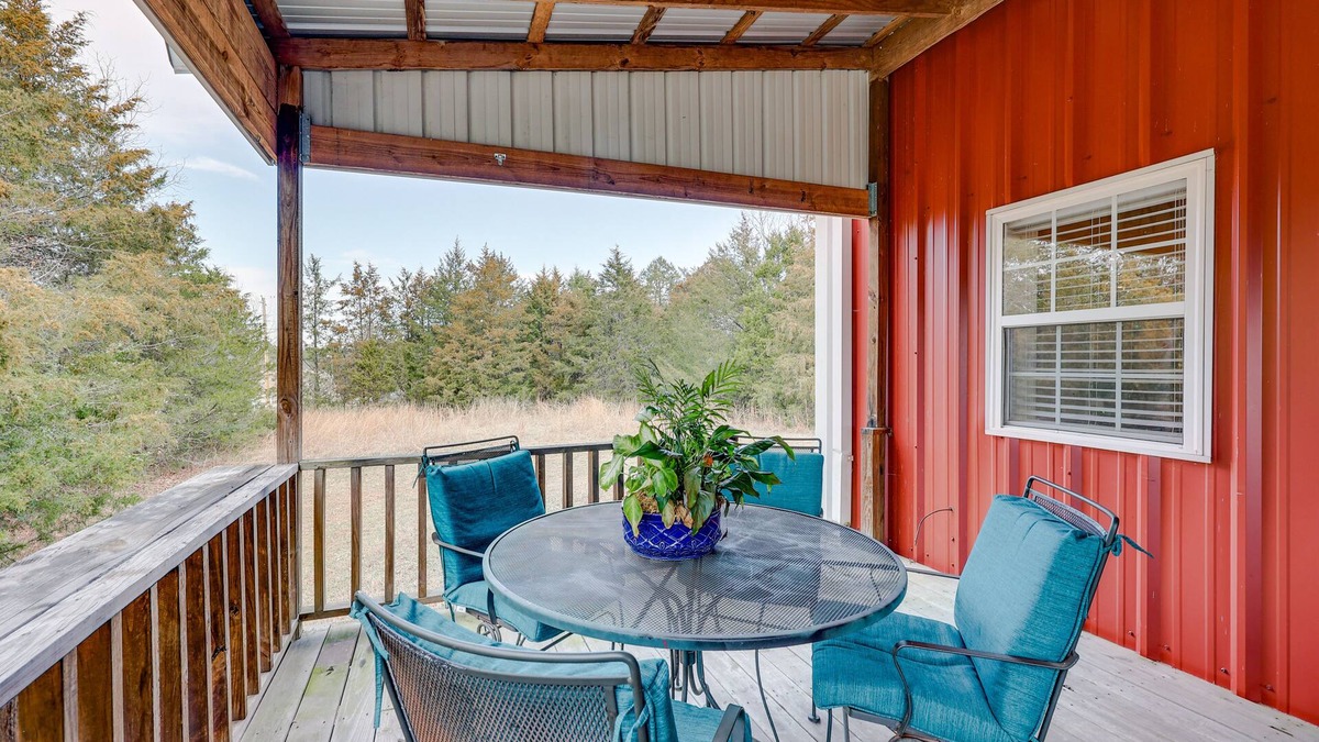 Russellville Cottage | Pet-Friendly Dover Cottage w/Deck + Mtn Views!