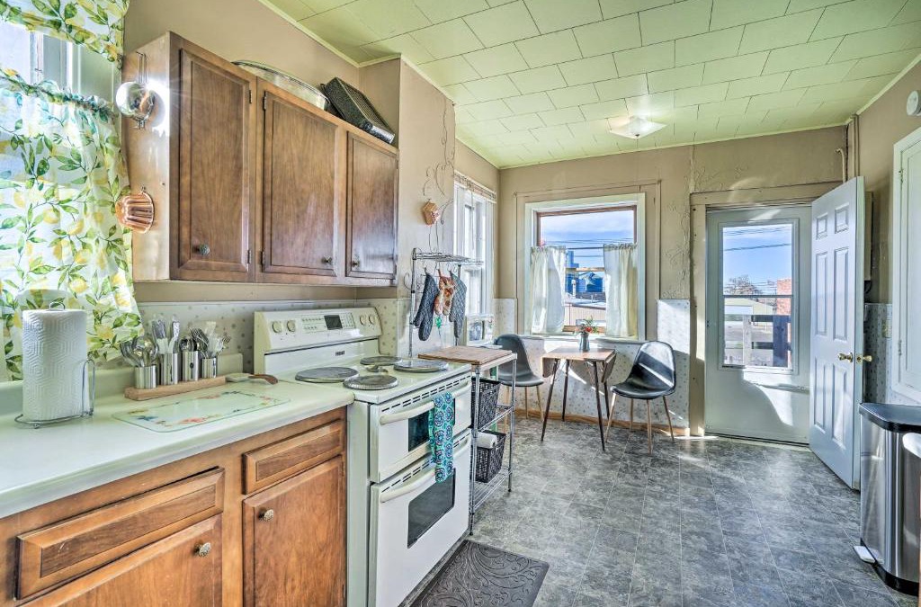 Hettinger Apartment | Pet-Friendly Downtown Hettinger Apt with Yard!