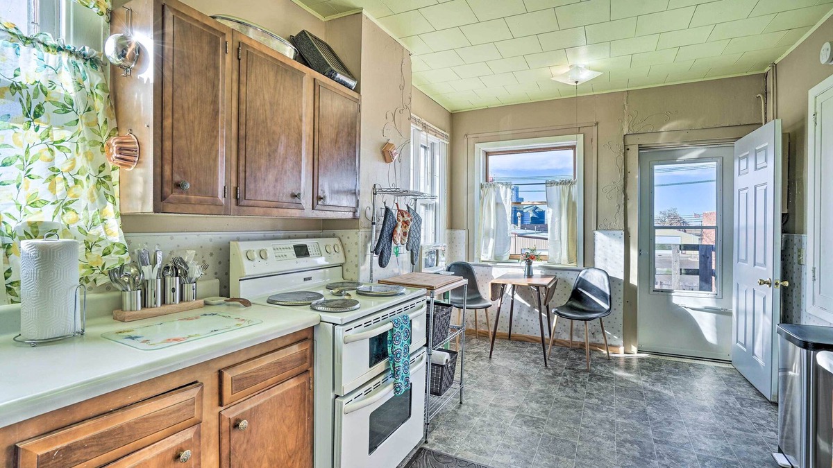 Hettinger Apartment | Pet-Friendly Downtown Hettinger Apt w/Yard!