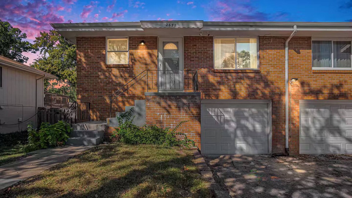 North Central Omaha House | Pet Friendly Duplex 6Ft Fence King Bed
