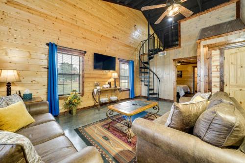Golden House | Pet-Friendly Eagletown Home about 3 Mi to Kayaking!