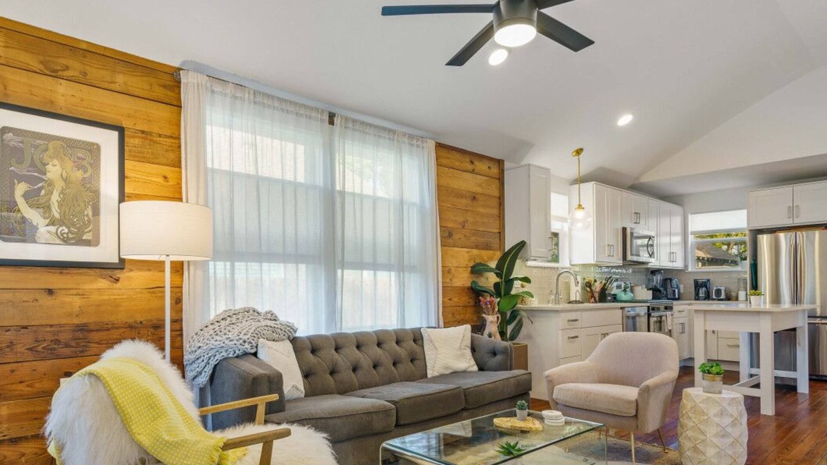 East Cesar Chavez House | Pet-Friendly East Cesar Chavez Home Near Downtown!