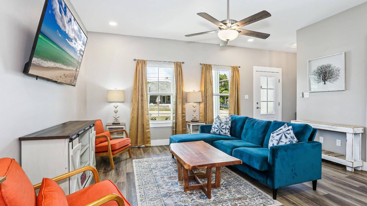 East Hill House | Pet Friendly East Hill New Build - Walk to Graffiti Bridge - Close to Downtown and Pensacola Beach