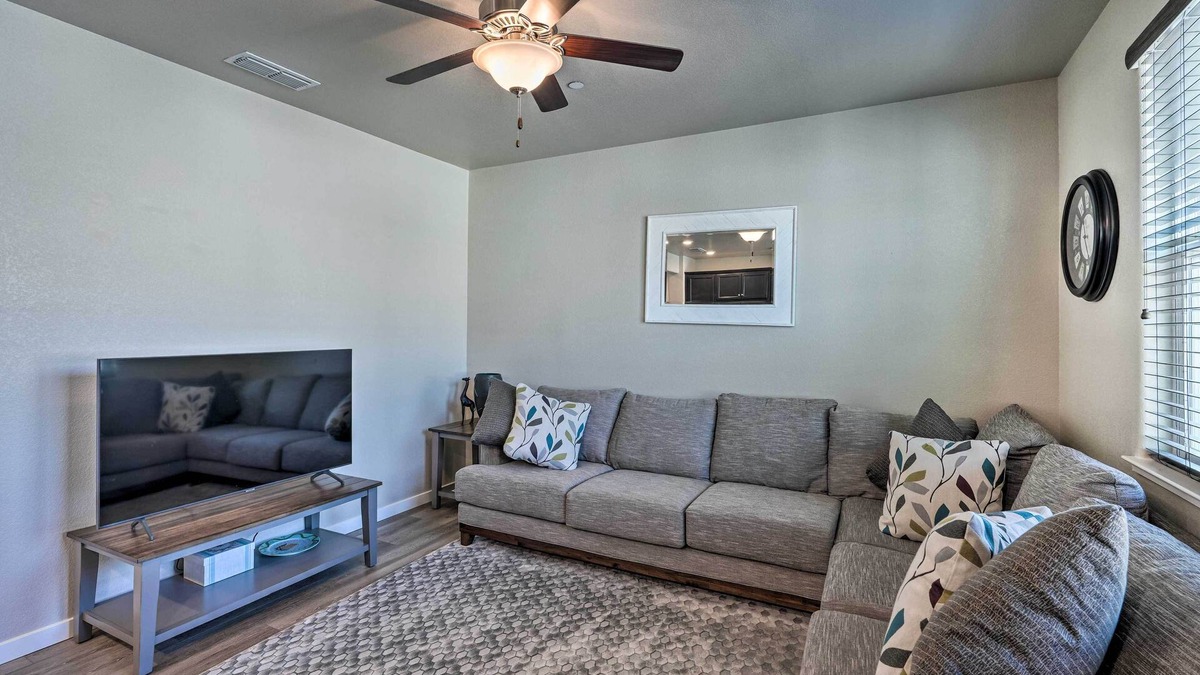 Hood House | Pet-Friendly Elk Grove Retreat w/Balcony!