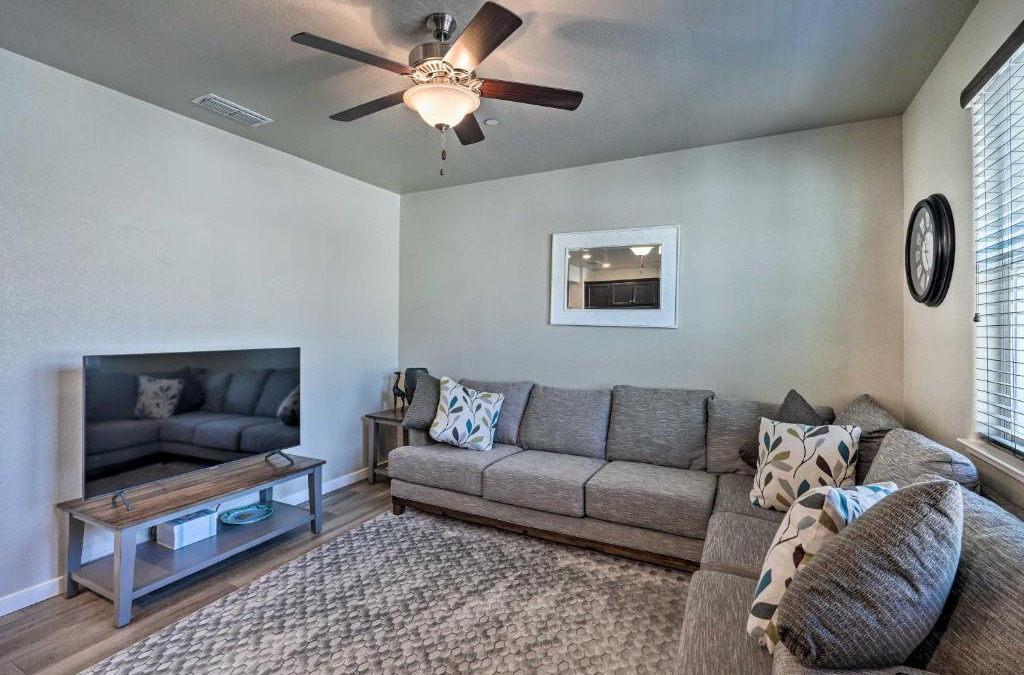 Hood House | Pet-Friendly Elk Grove Retreat with Balcony!