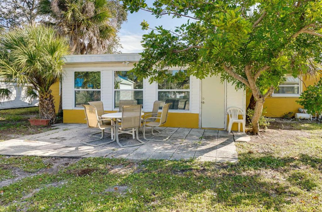 Englewood South House | Pet-Friendly Englewood Home - 4 Mi to Beach!
