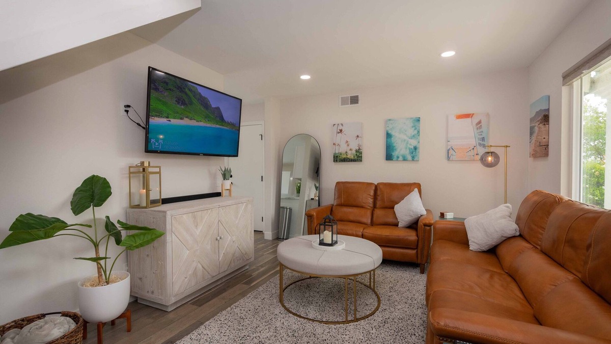 Peacock House | Pet-Friendly Entire Home in Oceanside between Beach & San Diego theme parks!