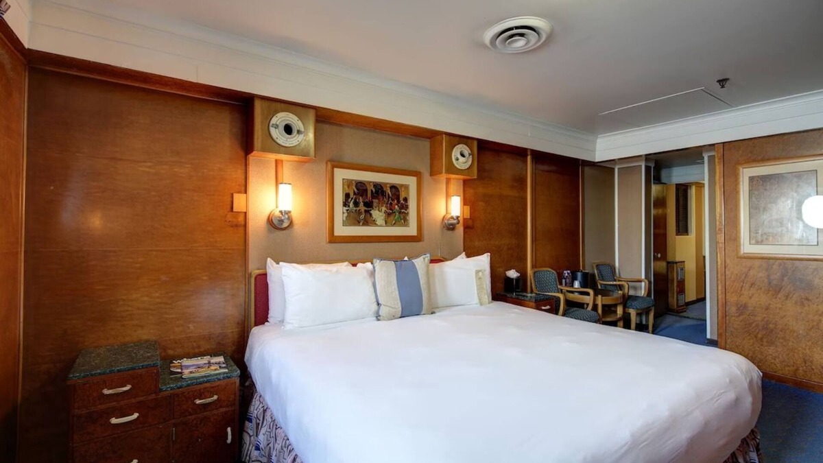 Harbor Hotel | Pet Friendly Family Stay! Onsite Dining & Bar!