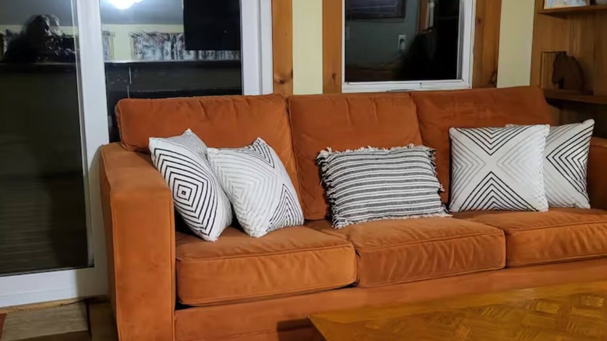 Town of New Baltimore Cottage | Pet Friendly Fenced Yard Hot Tub Romantic