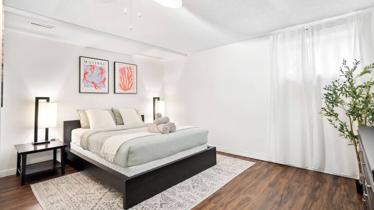 Southeast Calgary House | Pet Friendly » Free Banff Pass » 1 BR » Netflix