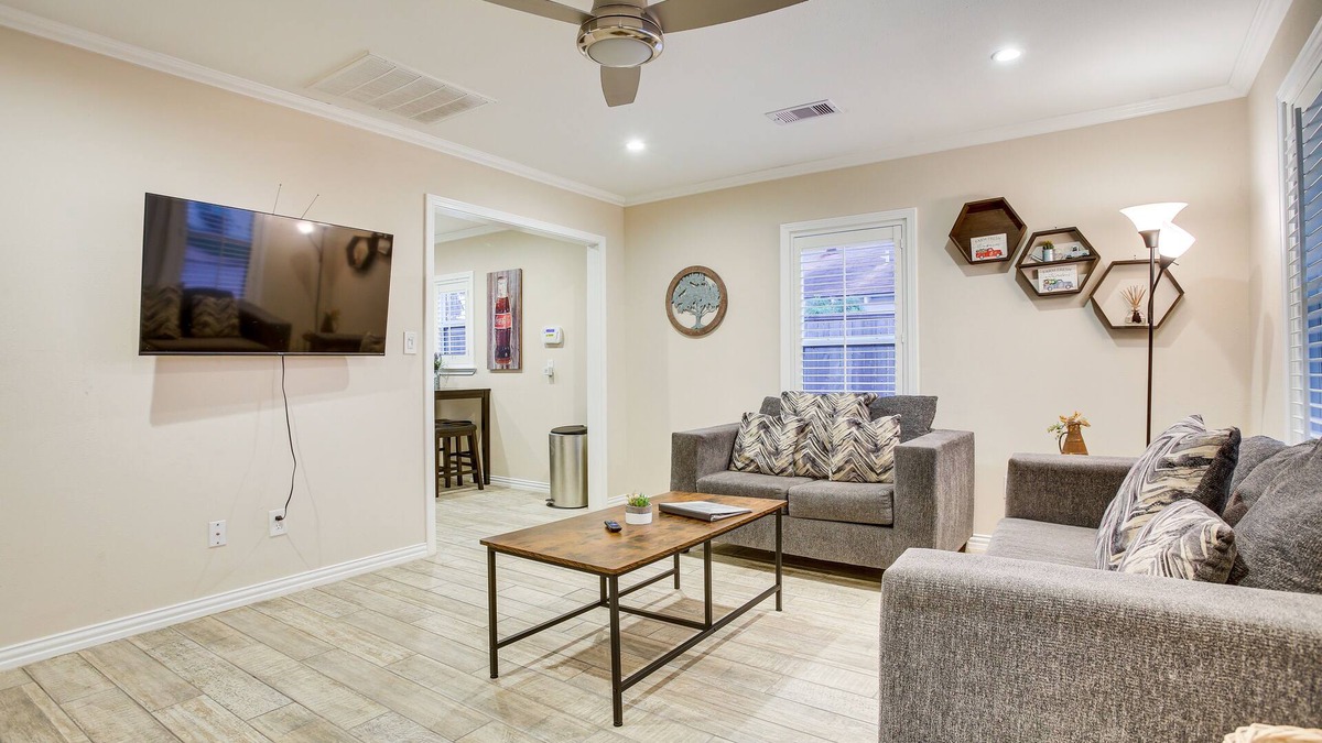 Galveston Cottage | Pet-Friendly Galveston Cottage < 1 Mi to Beach!
