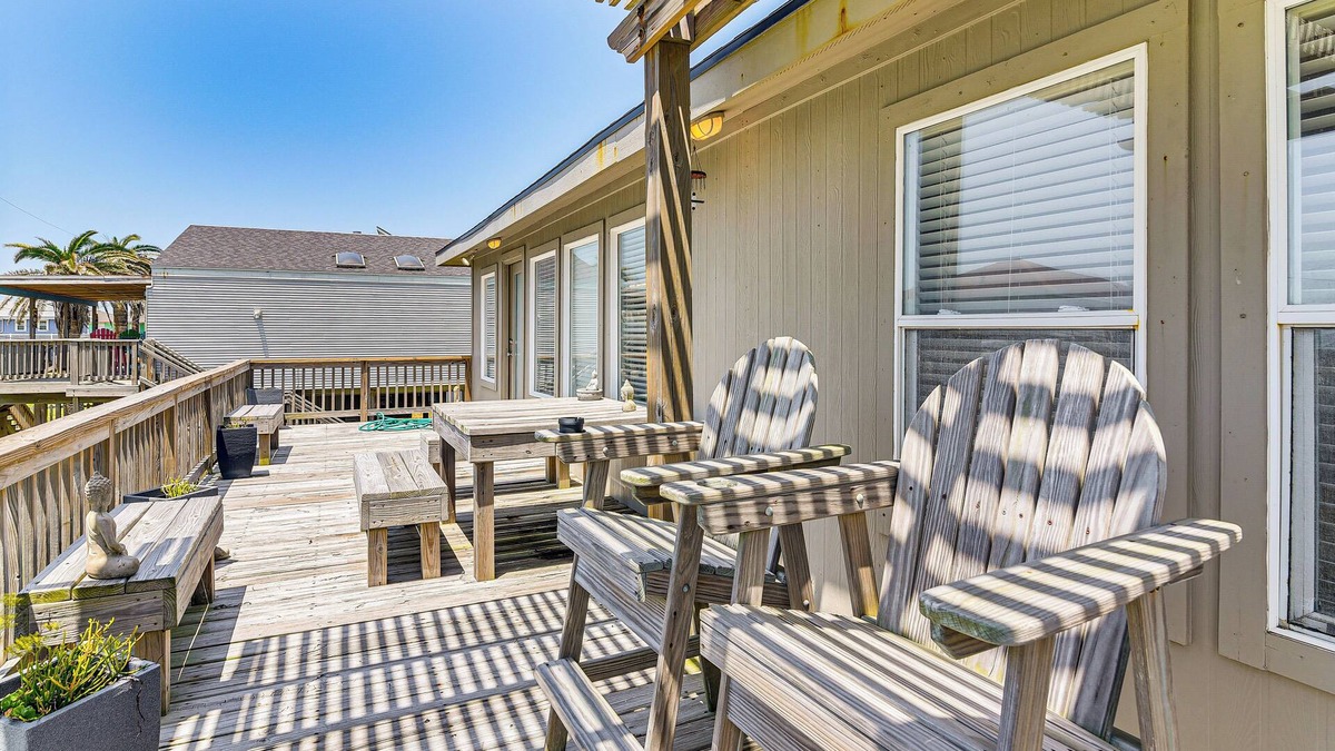 Bermuda Beach House | Pet-Friendly Galveston Home - Walk to Beaches!
