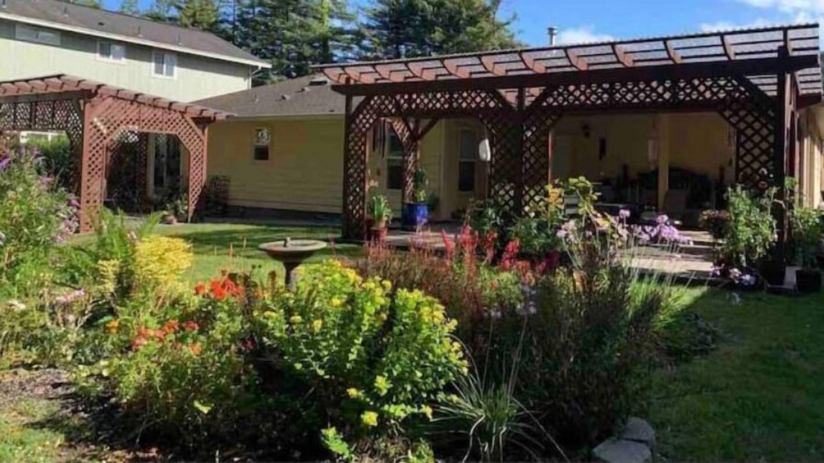 Rio Dell House | Pet Friendly Garden House with Patio & Redwoods