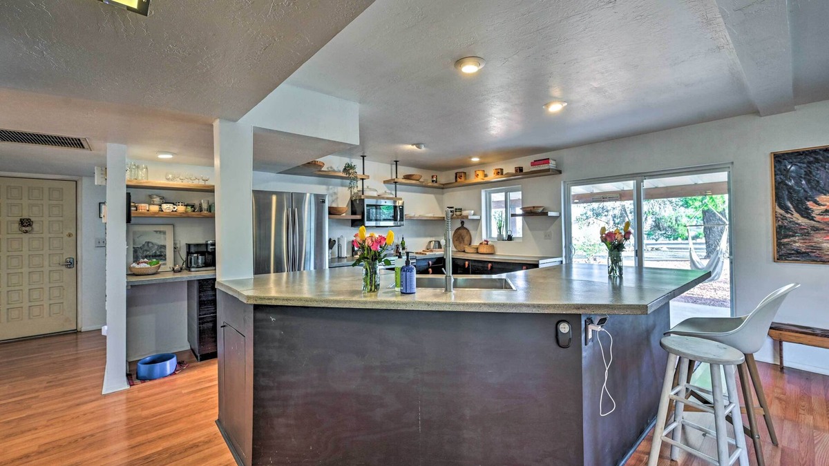 Cottonwood-Verde Village Cottage | Pet-friendly Gem w/Treehouse: 20 Mi to Sedona