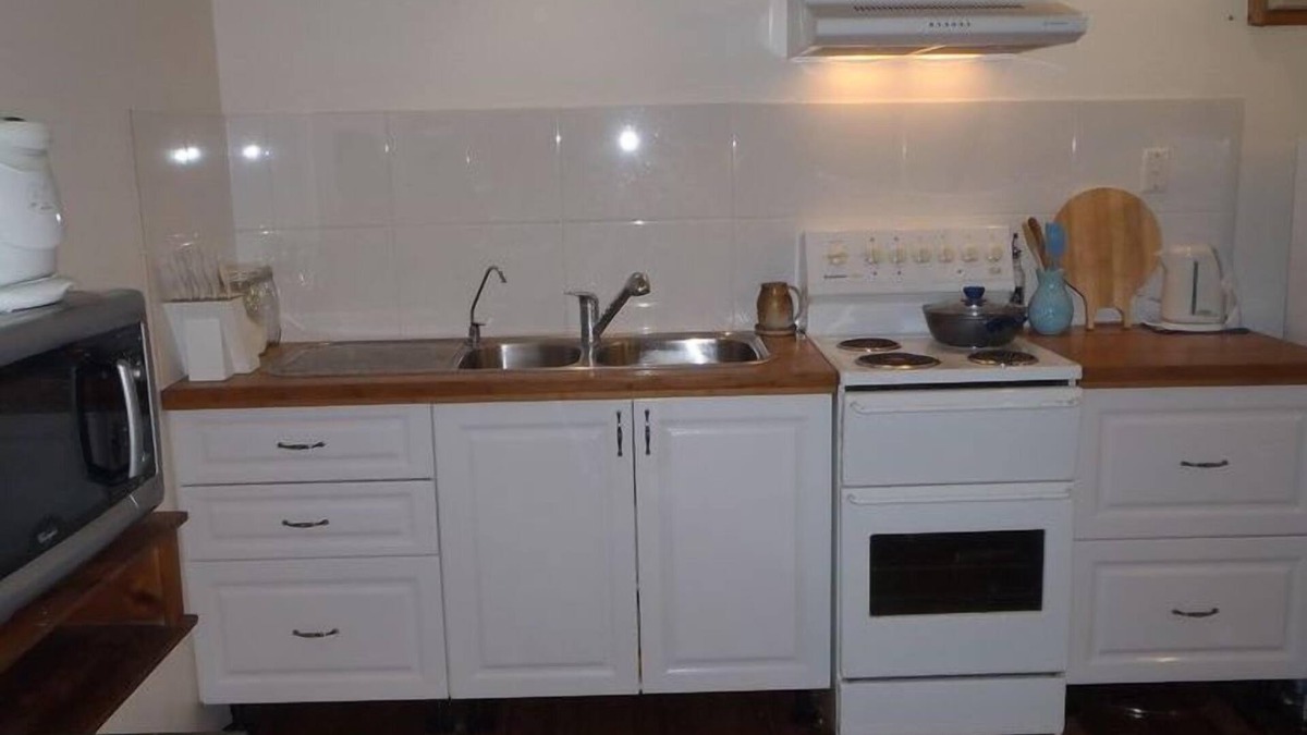 Kuttabul Apartment | Pet friendly 'Glamping' on ground level of 2-storey house with rural views