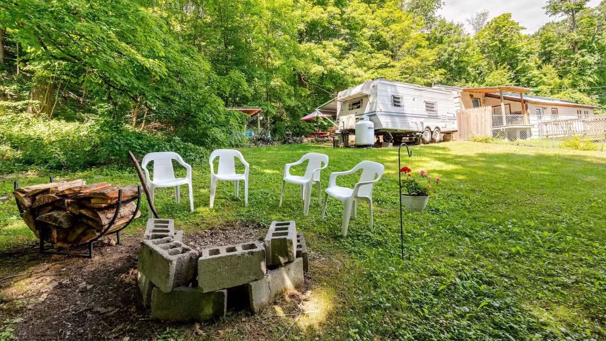 Town of New Baltimore House | Pet Friendly Glamping Hot Tub Fire Pit Patio