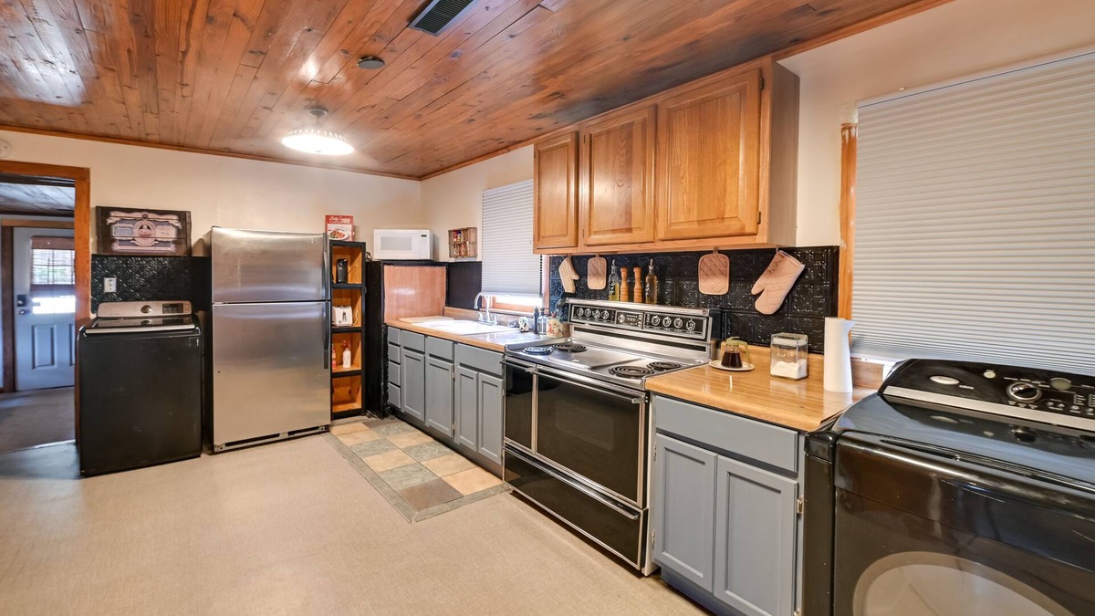 Como House | Pet-Friendly Gleason Home w/Hot Tub & Fire Pit!