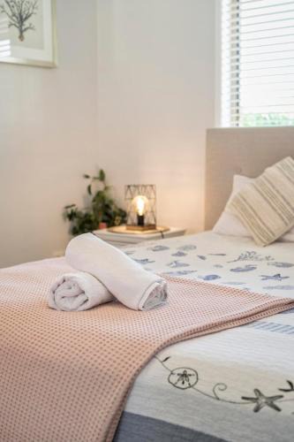 Oxenford House | Pet friendly Gold Coast holiday home, Sleeps 7, 10min walk to 'Wet n Wild'