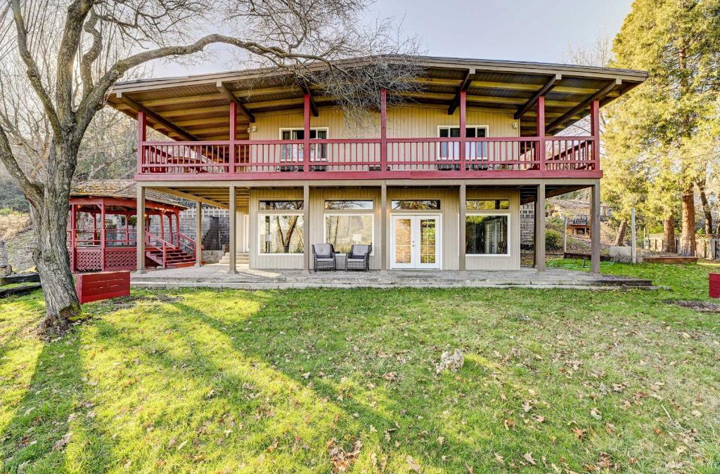 Grants Pass House | Pet-Friendly Grants Pass Home with Hot Tub!