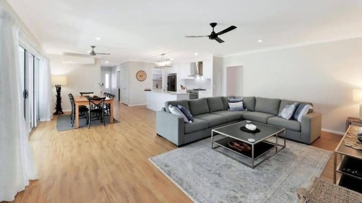 Point Vernon House | Pet friendly Hamptons style home walk to beach