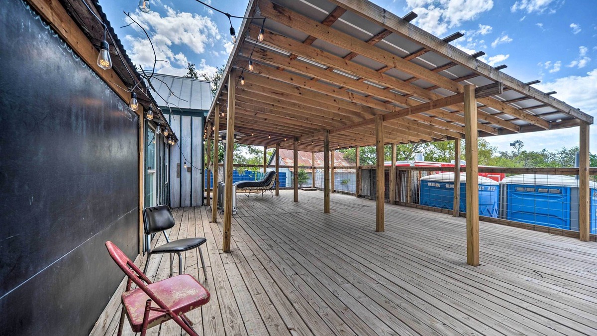 Harper House | Pet-Friendly Harper Farmhouse w/Large Deck!