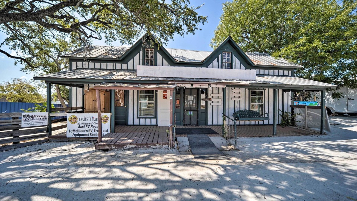 Harper Cottage | Pet-friendly Harper Farmhouse w/Large Deck!