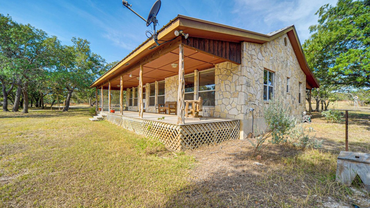 Harper House | Pet-Friendly Hill Country Retreat w/Deck!