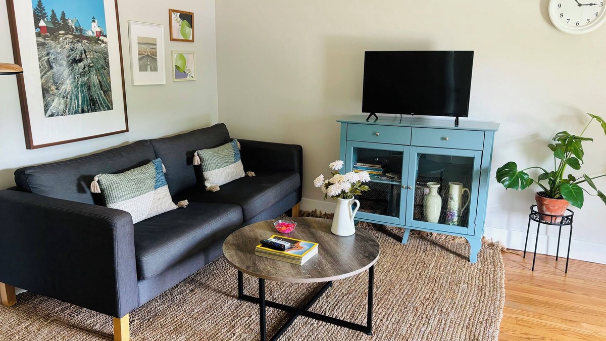 Ypsilanti Apartment | Pet-Friendly Historic Stay I Near Fold Lake, Depot Town & 10 Mins to Ann Arbor