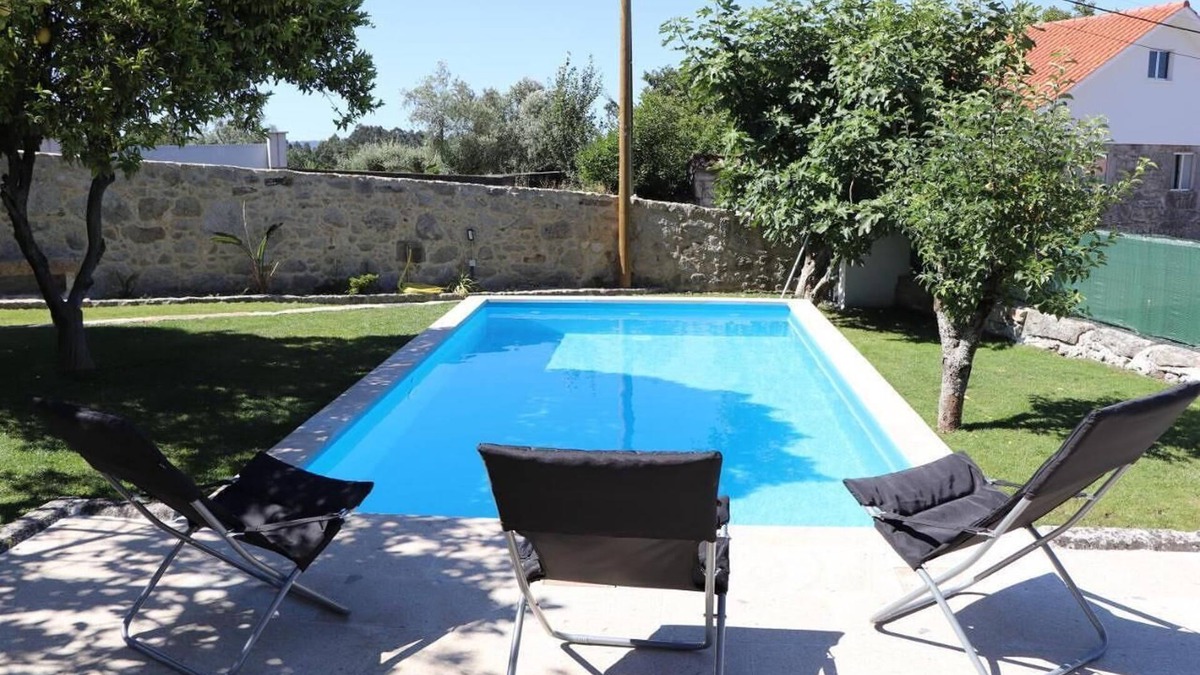 Cardielos House | Pet-Friendly Holiday Home 'Casa do Mestre' with Mountain View, Pool & Wi-Fi
