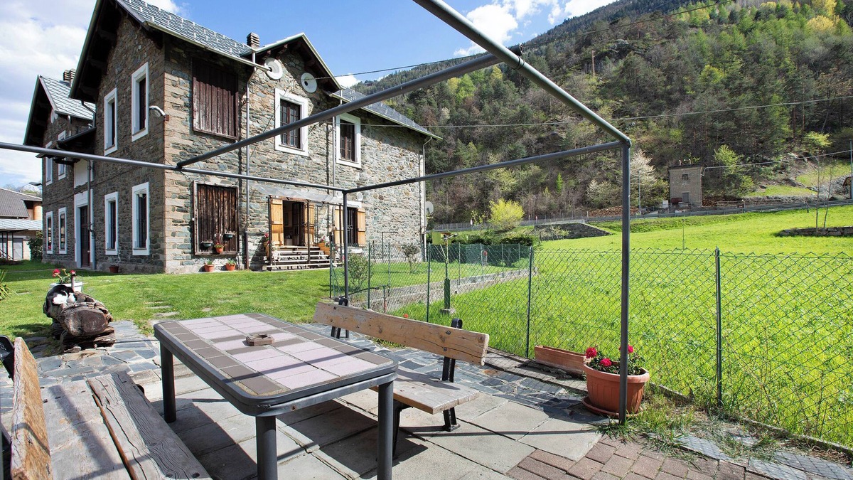 Runaz Apartment | Pet Friendly Holiday Apartment 'Casa Tua' with Mountain View, Garden & Terrace